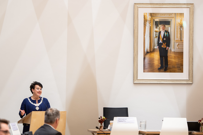 911053 Afbeelding van burgemeester Sharon Dijksma tijdens haar toespraak bij haar installatie als burgemeester tijdens ...